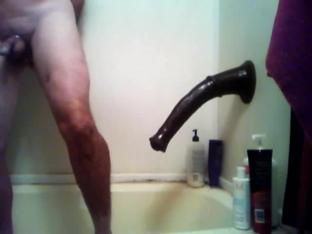 Un uomo gioca in bagno con un cazzo finto - PornoTotale