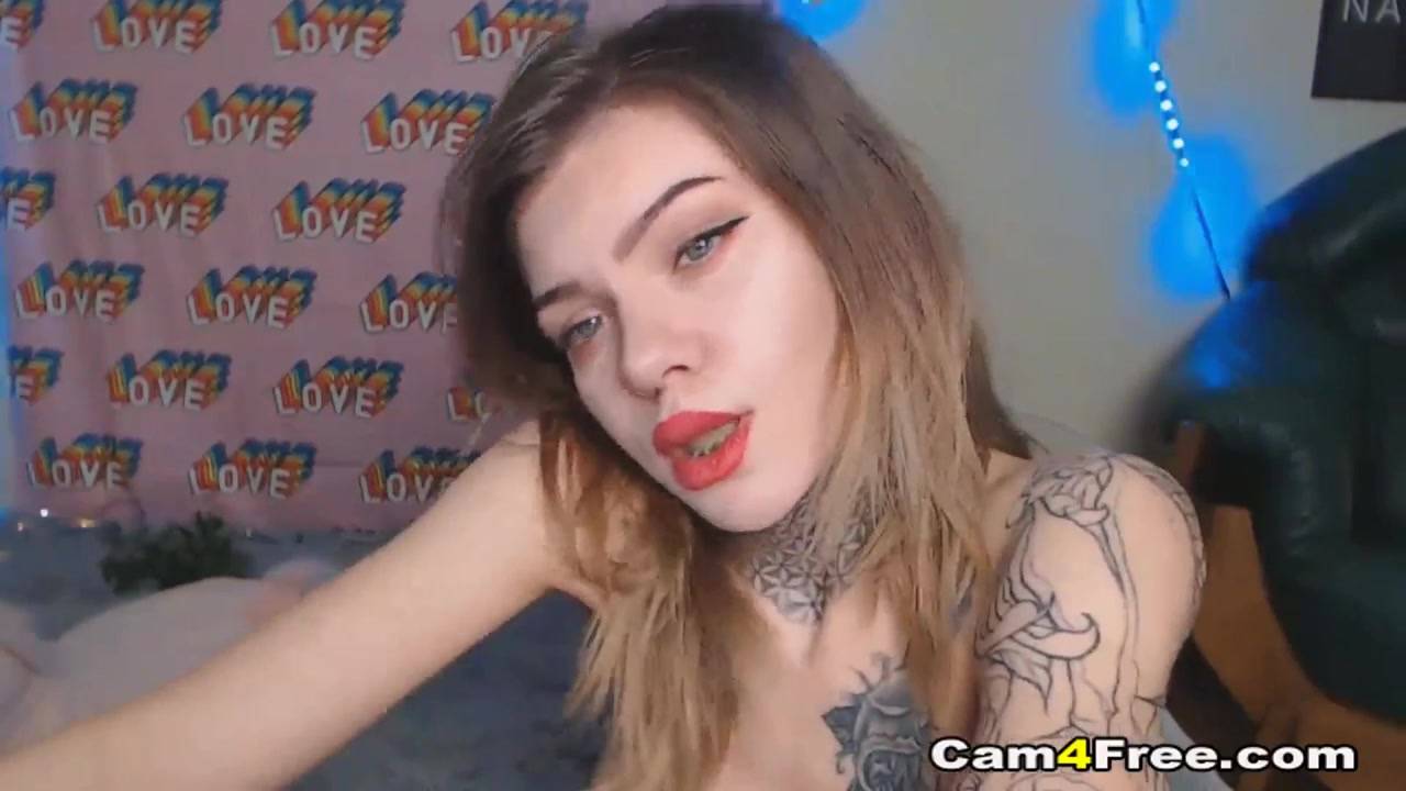 Una modella sexy e tatuata in webcam con i suoi sextoy