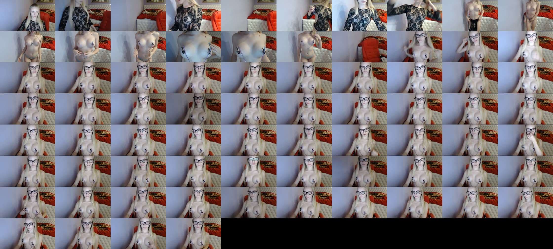 Una biondina con grandi tette finte davanti la webcam