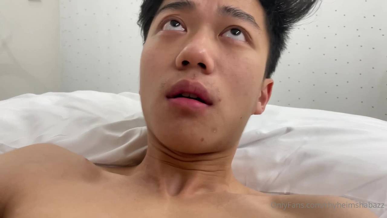 Un giovane asiatico sentirà un cazzo nero nel suo culo foto